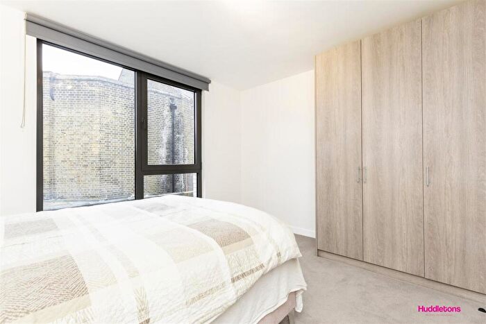 2 Bedroom Flat To Rent In Green Lanes, London, N8