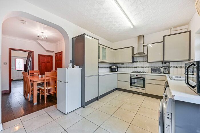 6 Bedroom Semi-detached House For Sale In Greencroft Road, Heston, Hounslow, TW5