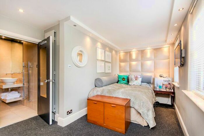 2 Bedroom Flat To Rent In Brondesbury Road, Queen's Park, London, NW6