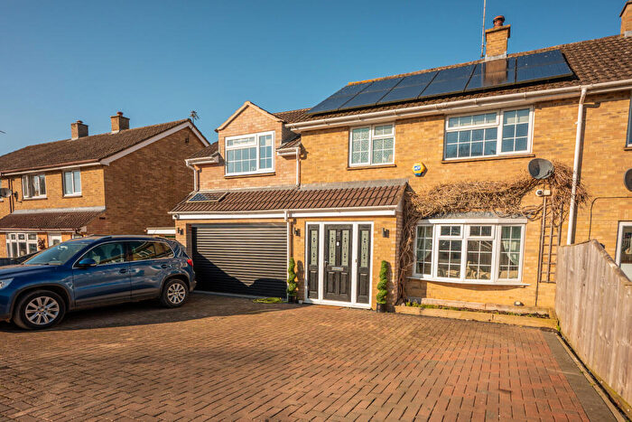 3 Bedroom Semi-Detached House For Sale In Bennett Close Chacombe Banbury, OX17