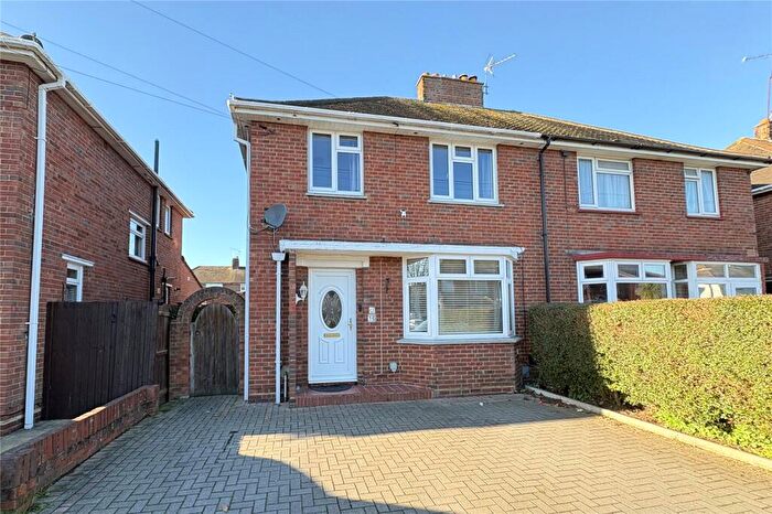 3 Bedroom Semi Detached House For Sale In Calvert Close, Aldershot, Hampshire, GU12