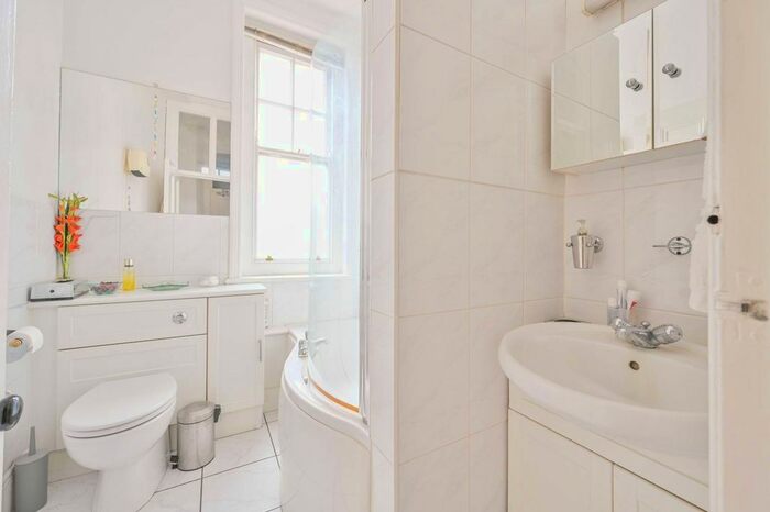 1 Bedroom Flat To Rent In Hammersmith Road, Olympia, London, W14