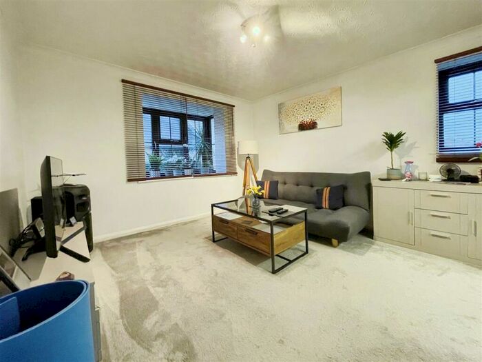 1 Bedroom Flat For Sale In Gorse Meade, Slough, SL1