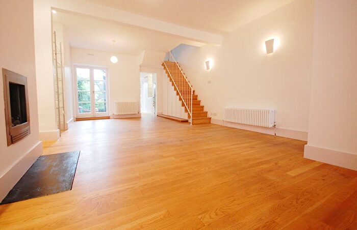 2 Bedroom Flat To Rent In Kilravock Street, London, W10