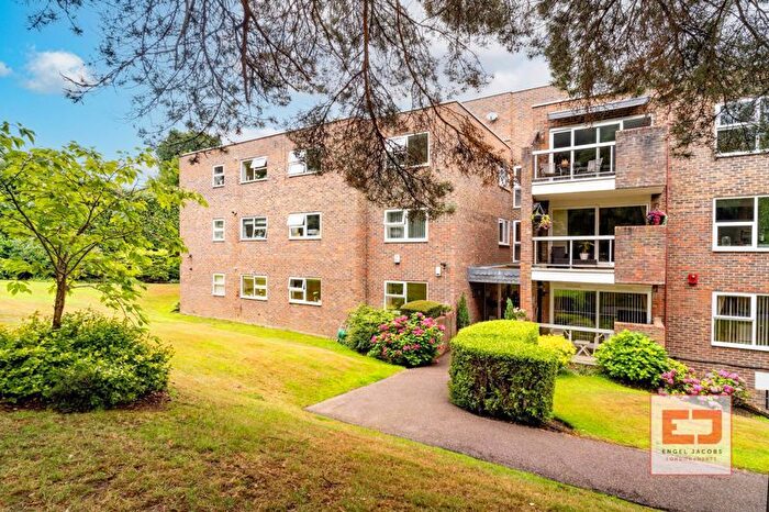 2 Bedroom Flat For Sale In Gills Hill, Radlett, WD7
