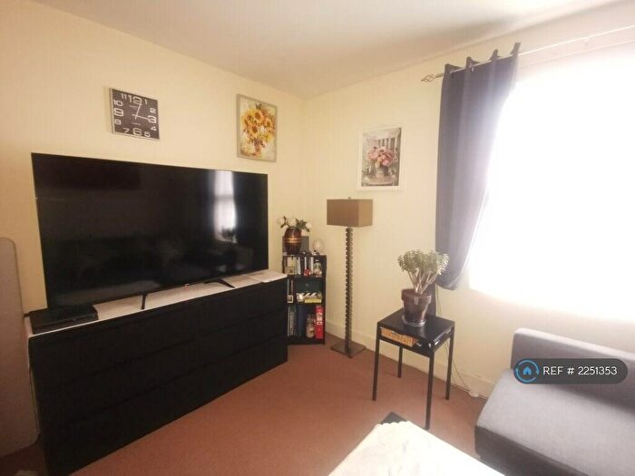 1 Bedroom Flat To Rent In Liverpool Road, Reading, RG1
