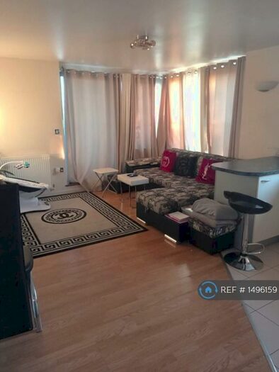 2 Bedroom Flat To Rent In Galleria Court, London, SE15