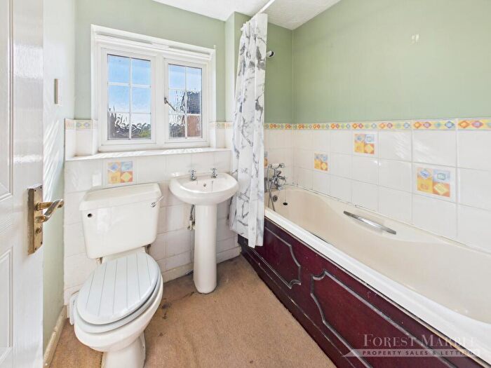 3 Bedroom End Of Terrace House For Sale In Newington Close, Frome, BA11