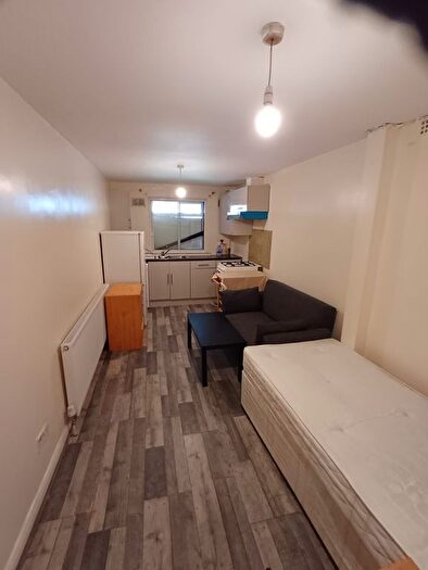 Studio To Rent In Great West Road, Hounslow, TW5