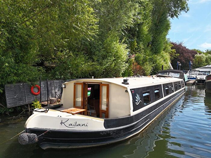 3 Bedroom Houseboat For Sale In Kalani, Hampton, TW12