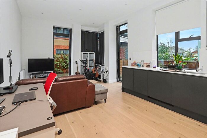 1 Bedroom Flat For Sale In Woking, GU21