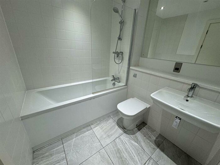 2 Bedroom Apartment To Rent In Jesse Hartley Way, Liverpool, L3