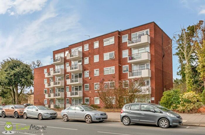 2 Bedroom Flat For Sale In The Fountains, Ballards Lane, London, N3