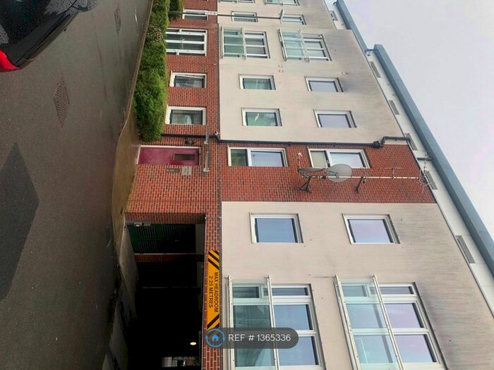 2 Bedroom Flat To Rent In Royal Court, Watford, WD18