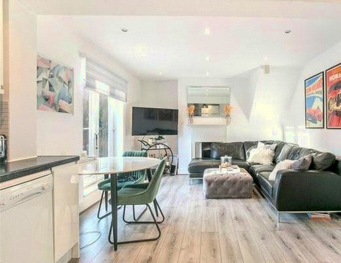 2 Bedroom Flat To Rent In Millway, London, NW7