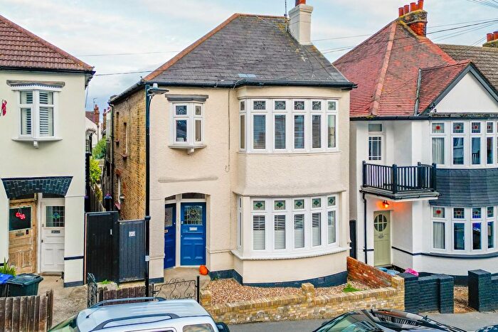 3 Bedroom Flat For Sale In Beach Avenue, Leigh-On-Sea, SS9