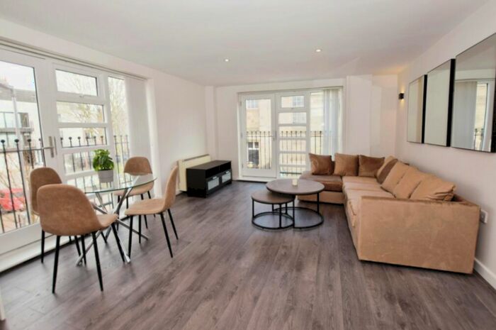 2 Bedroom Flat To Rent In New Village Avenue, London, E14
