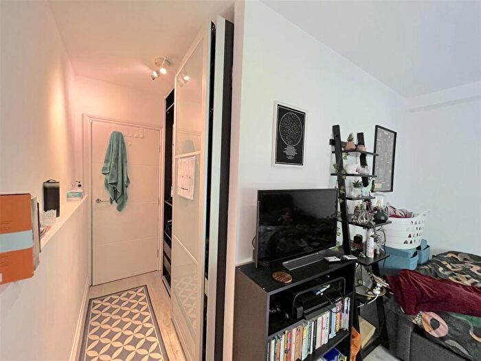 3 Bedroom Flat To Rent In Crescent Road, London, N8