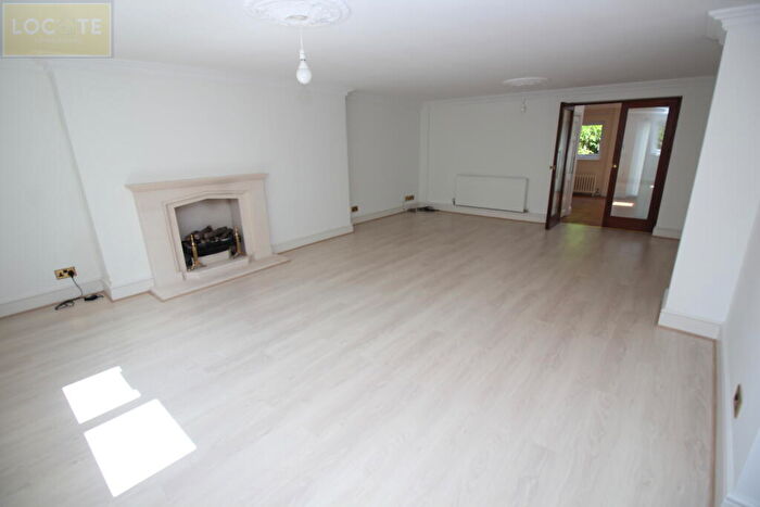 4 Bedroom Semi-Detached House To Rent In Roe Green, Worsley, Manchester, M28