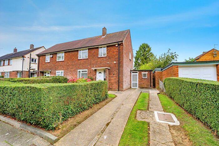 3 Bedroom Semi Detached House For Sale In Santingfield South, Luton, Bedfordshire, LU1