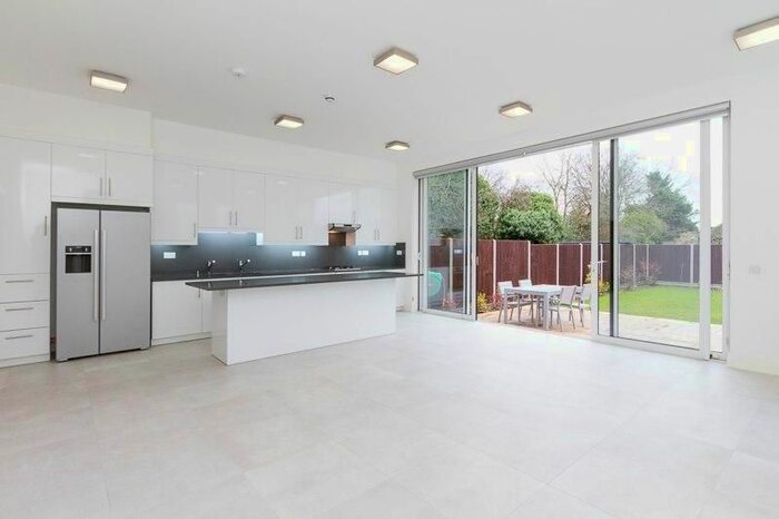 3 Bedroom Flat To Rent In Elm Avenue, London, W5