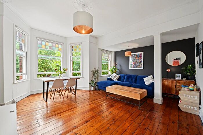 2 Bedroom Apartment For Sale In Kyverdale Road, London, N16