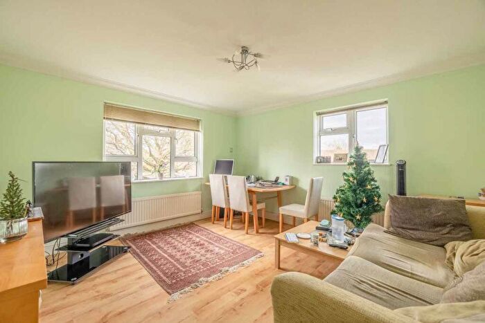 1 Bedroom Flat For Sale In New Road, Datchet, SL3