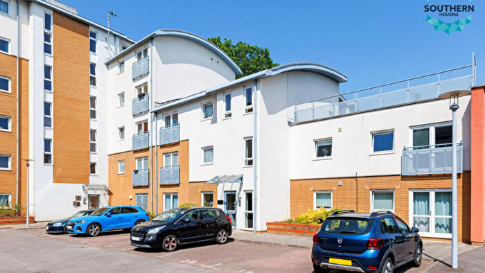 1 Bedroom Flat For Sale In Daniels House, Trafalgar Gardens, Crawley, RH10