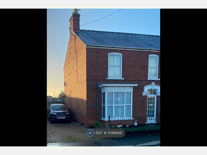 3 Bedroom Semi-Detached House To Rent In Spruce Lane, North Lincolnshire, DN39