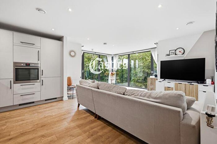 2 Bedroom Apartment For Sale In Waterside Way, Tottenham Hale, N17