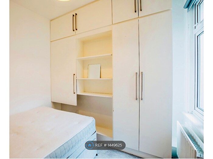 3 Bedroom Flat To Rent In Tooting, London, SW17