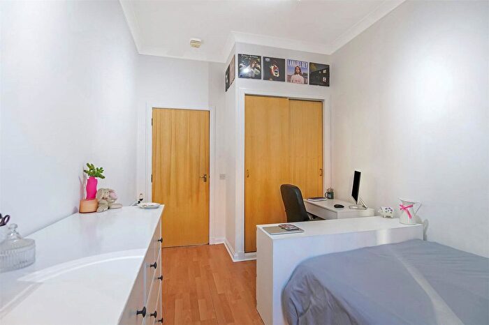 2 Bedroom Flat For Sale In Dumbarton Road, Partick, Glasgow, G11
