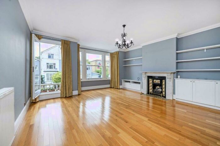 3 Bedroom Flat To Rent In The Limes Avenue, London, N11