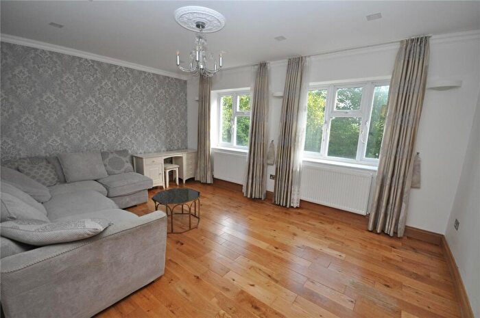 2 Bedroom Apartment To Rent In Granville Place, High Road, North Finchley, N12