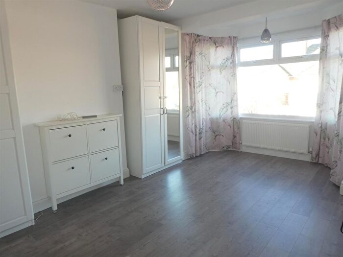 4 Bedroom Semi-Detached House To Rent In Aberdale Gardens, Potters Bar, Herts, EN6