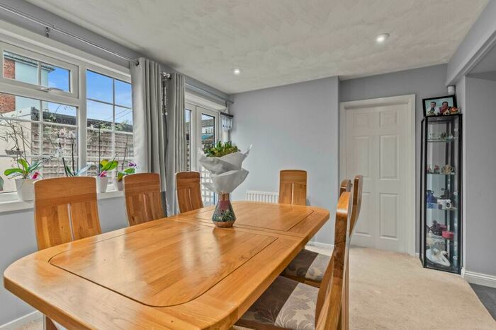 3 Bedroom End Of Terrace House To Rent In Fox Road, Slough, SL3