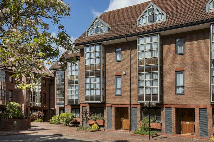 4 Bedroom Flat To Rent In Windsor Way, Brook Green, London W14