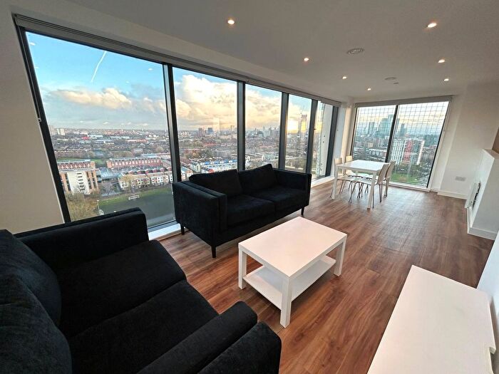 3 Bedroom Flat To Rent In Trafford Road, Salford, Greater Manchester, M5