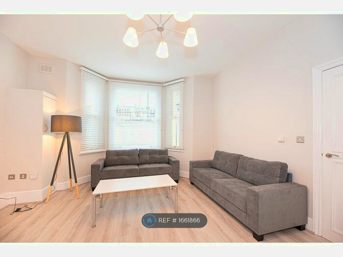 2 Bedroom Flat To Rent In West Cromwell Road, London, SW5