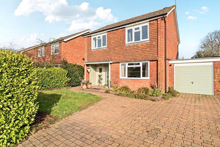 4 Bedroom Link Detached House For Sale In Peregrine Close, Cranleigh, Surrey, GU6