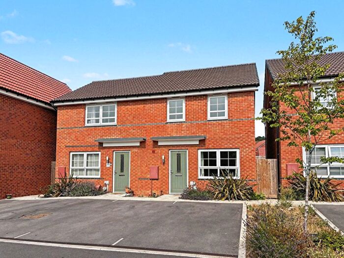 3 Bedroom Semi Detached House For Sale In Pennings Close, Matson, Gloucester, GL4