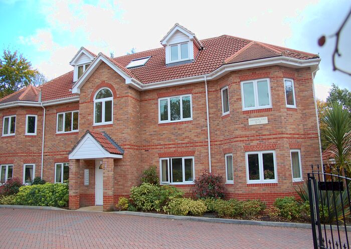 2 Bedroom Flat To Rent In Dukes Ride, Crowthorne RG45
