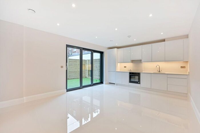 2 Bedroom Flat For Sale In Merton Road, South Wimbledon, London, SW19