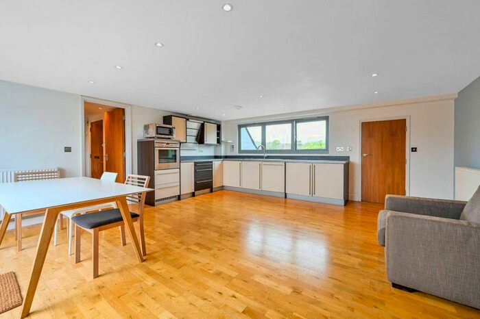 2 Bedroom Flat To Rent In Walnut Tree Close, Guildford, GU1