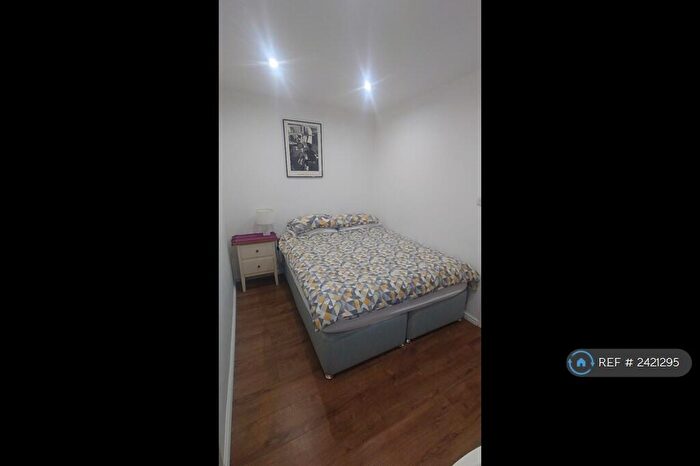 1 Bedroom Flat To Rent In Walton Road, West Molesey, KT8