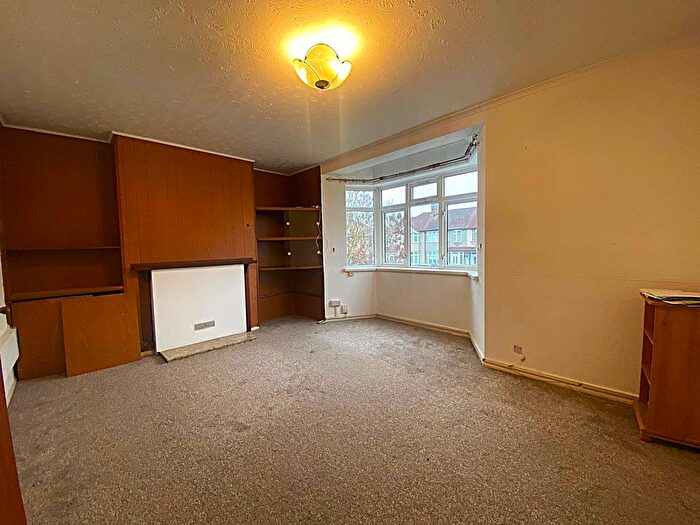 3 Bedroom Flat To Rent In Dagenham Road, Romford, RM7