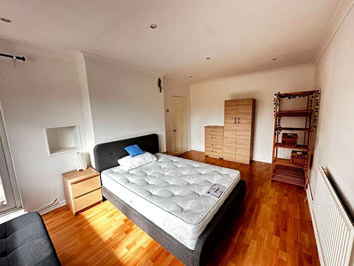 1 Bedroom Flat To Rent In Beaumont Square, London, E1