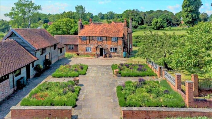 Detached House For Sale In Knowl Hill Common, Knowl Hill, Reading, Berkshire, RG10