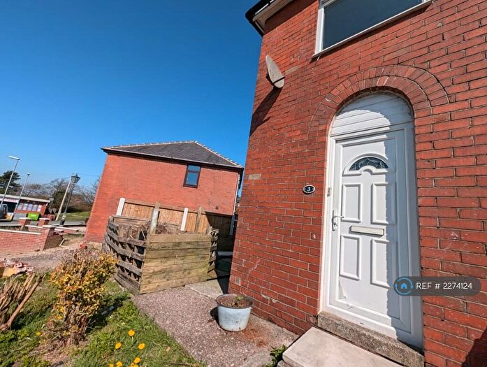 3 Bedroom Semi-Detached House To Rent In Hayfield Close, Oldham, OL4