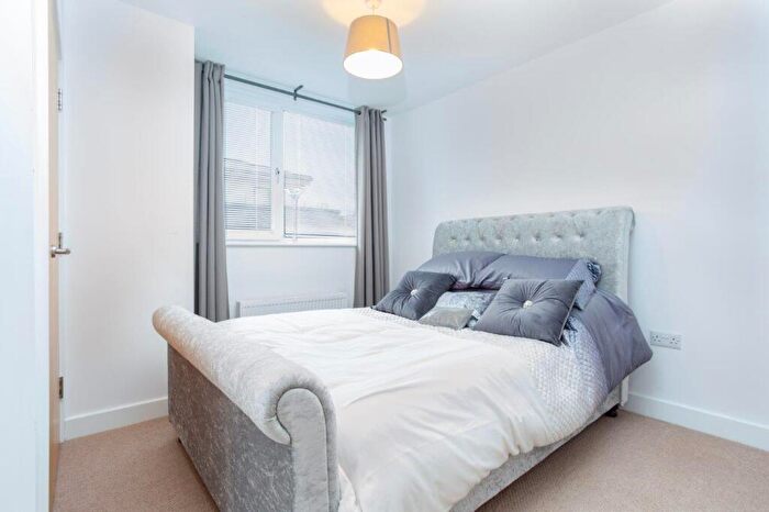 2 Bedroom Flat To Rent In Cantelupe Road, East Grinstead, RH19